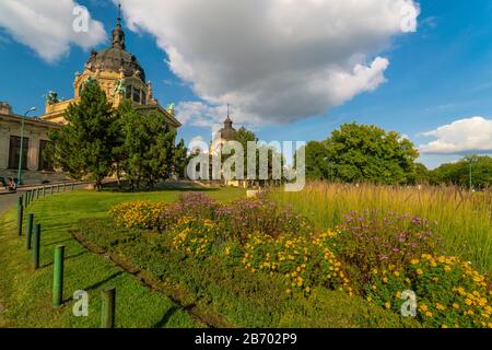 Szechenyi Thermal Bad Eingang mit Garten und blauen Himmel Stockfoto