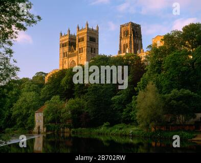 Durham Cathedral West Front und Central Tower from Banks of River Wear, England UK. Durnham Cathedral, mit Blick nach Nordosten aus der Gegend von Elvet Banks Stockfoto