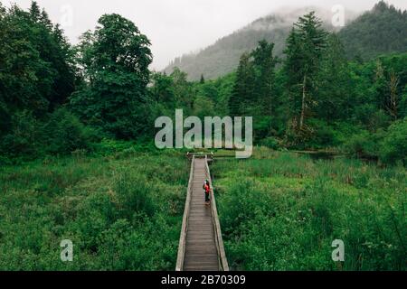 Ein junges Paar genießt eine Wanderung auf einer Promenade im pazifischen Nordwesten. Stockfoto