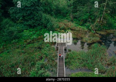 Ein junges Paar genießt eine Wanderung auf einer Promenade im pazifischen Nordwesten. Stockfoto