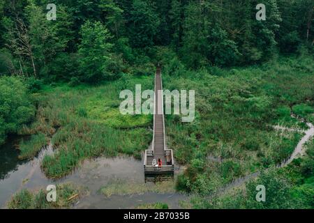 Ein junges Paar genießt eine Wanderung auf einer Promenade im pazifischen Nordwesten. Stockfoto