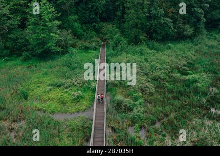 Ein junges Paar genießt eine Wanderung auf einer Promenade im pazifischen Nordwesten. Stockfoto