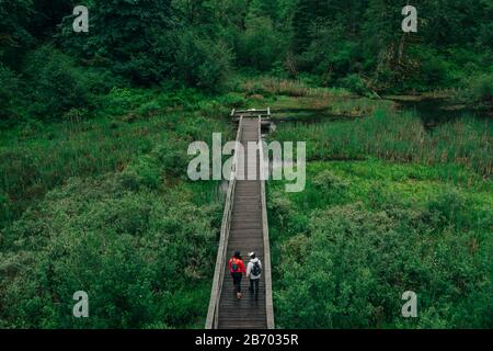 Ein junges Paar genießt eine Wanderung auf einer Promenade im pazifischen Nordwesten. Stockfoto