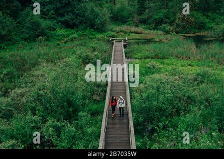 Ein junges Paar genießt eine Wanderung auf einer Promenade im pazifischen Nordwesten. Stockfoto