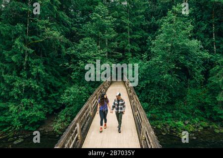 Ein junges Paar genießt eine Wanderung auf einer Promenade im pazifischen Nordwesten. Stockfoto