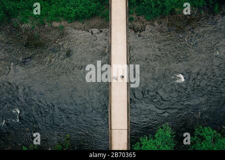 Ein junges Paar genießt eine Wanderung in einem Wald im pazifischen Nordwesten. Stockfoto