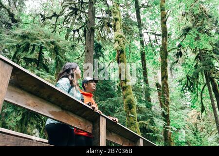 Ein junges Paar genießt eine Wanderung in einem Wald im pazifischen Nordwesten. Stockfoto
