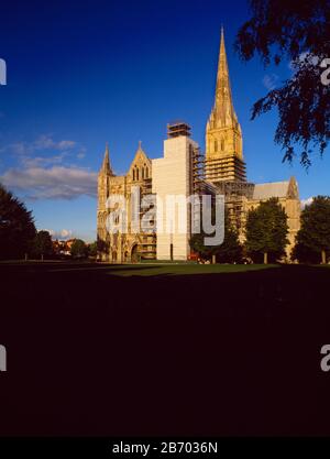 Kathedrale von Salisbury, West End und Spire. Gerüste und Sheetings decken den südlichen Treppengurret zu Beginn des großen Erhaltungsvorhabens 1995 ab. Stockfoto