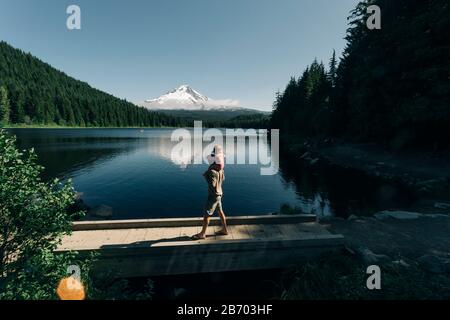 Ein Vater trägt seine Tochter auf seinen Schultern am Trillium Lake, OR. Stockfoto