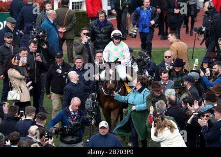 Min, der vom Jockey Paul Townend geritten wurde, feiert den Sieg im Ryanair Chase am dritten Tag des Cheltenham Festivals auf der Cheltenham Racecourse. Stockfoto