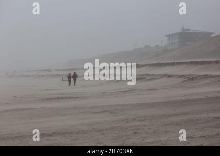 Heftiger Sturm auf den Nordseestrand bei Zandvoort, Niederlande Stockfoto