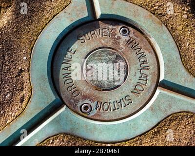 Drei Spitze Markierungen auf dem Gipfel einer Triangulationsstation des Concrete Ordnance Survey in der Landschaft von Hampshire Stockfoto