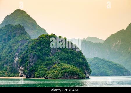 Karstgebirge auf der Insel Cat Ba, ha Long Bay, Provinz Hai Phong, Vietnam Stockfoto