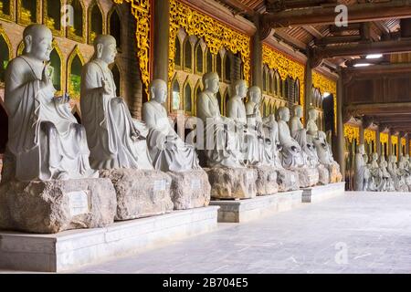 Arhat-Statuen im Bai Dinh Tempel (Chua Bai Dinh), Gia Vien District, Provinz Ninh Binh, Vietnam Stockfoto