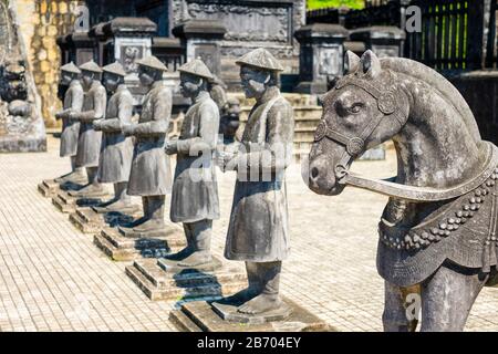 Steinstatuen am Grab von Khai Dinh (lang Khai Dinh), Huong Thuy District, Thua Thien-Hue Provinz, Vietnam Stockfoto