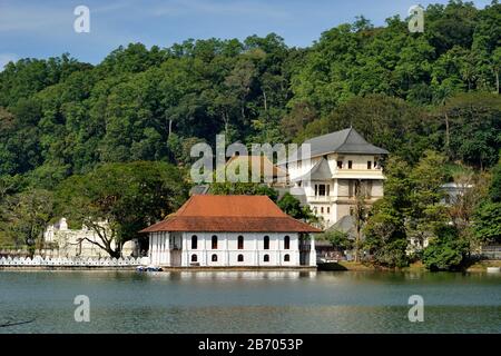 Sri Lanka, Kandy, Zahntempel, altes königliches Bad und See Stockfoto