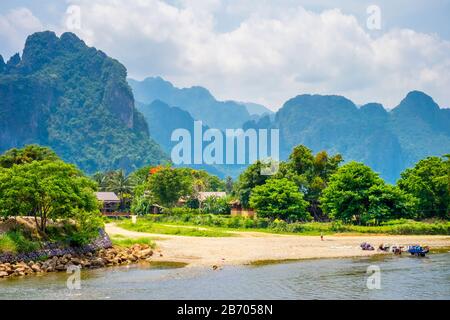 Nam Song River und Karst Landschaft in Vang Vieng, Provinz Vientiane, Laos Stockfoto