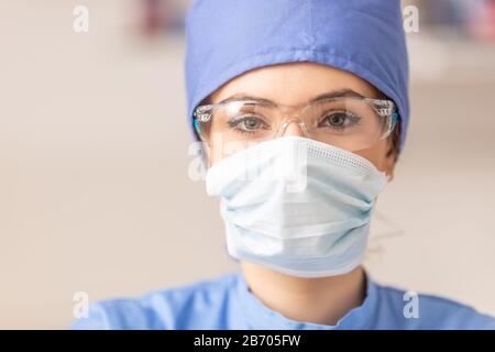 Porträt des weiblichen Arztes in spezieller steriler Schutzkleidung für den chirurgischen Eingriff. Stockfoto