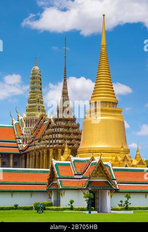 Turmspitzen des Smaragd-Buddha-Tempels (Wat Phra Kaews), Grand Palace Complex, Bangkok, Thailand Stockfoto