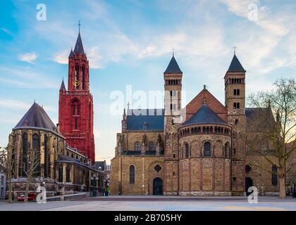 Niederlande, Limburg-Maastricht. Sint-Janskerk (St. Johannes Kirche) und Sint Servaasbasiliek (Basilika Sankt Servatius) am Vrijthof Platz. Stockfoto