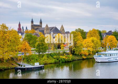 Skyline von Maastricht, Onze Lieve Vrouwebasiliek (Basilika Unserer Lieben Frau) im Frühherbst, Maastricht, Limburg-Niederlande Stockfoto