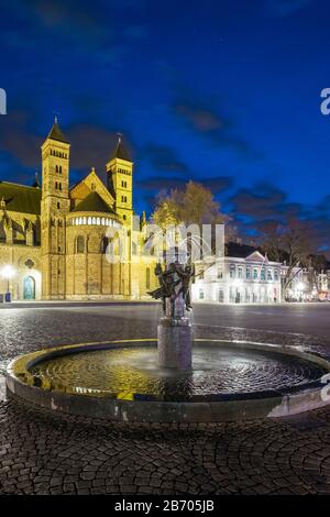 Niederlande, Limburg, Maastricht. Sint Servaasbasiliek (Basilica of Saint Servatius) am Vrijthof Quadrat in der Abenddämmerung. Stockfoto