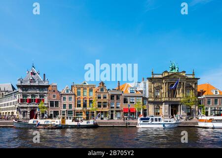 Niederlande, Nordholland, Haarlem. Gebäude am Spaarne River, einschließlich Teylers Museum (rechts). Stockfoto