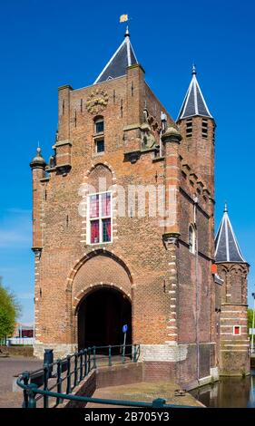 Niederlande, Nordholland, Haarlem. Das Stadttor Amsterdamse Poort aus dem 14. Jahrhundert, das letzte noch von ursprünglich zwölf Stadttoren übrig ist. Stockfoto