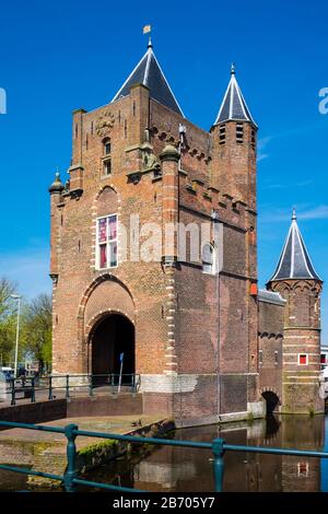 Niederlande, Nordholland, Haarlem. Das Stadttor Amsterdamse Poort aus dem 14. Jahrhundert, das letzte noch von ursprünglich zwölf Stadttoren übrig ist. Stockfoto