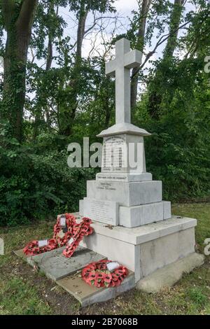 Denkmal für die Toten von WW1 und WW2 im Kirchhof von St Peter's, Theberton, Suffolk, Großbritannien Stockfoto