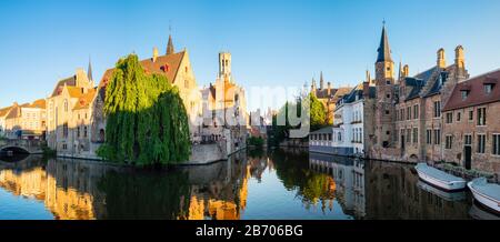 Belgien, West-Flandern (Vlaanderen), Brügge (Brugge). Belfort van Brugge und mittelalterlichen Gebäuden am Dijver Kanal vom Rozenhoedkaai im Morgengrauen. Stockfoto