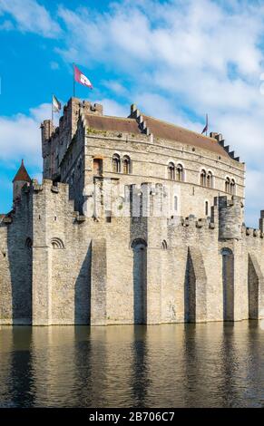 Belgien, Flandern (Flandern), Ghent (Gent). Het Gravensteen Schloss am Fluss Leie. Stockfoto