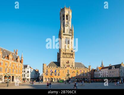 Belgien, West-Flandern (Vlaanderen), Brügge (Brugge). Im 13. Jahrhundert Belfort van Brugge Glockenturm Turm auf dem Marktplatz. Stockfoto