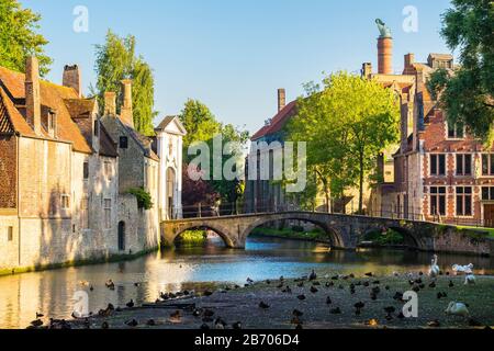 Belgien, West-Flandern (Vlaanderen), Brügge (Brugge). Wijngaard Brücke und dem Haupttor der Begijnhof (Beginenhof) von Brügge. Stockfoto