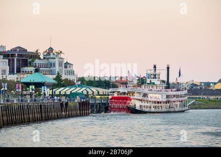 Vereinigte Staaten, Louisiana, New Orleans, French Quarter. Steamboat Natchez am Mississippi. Stockfoto