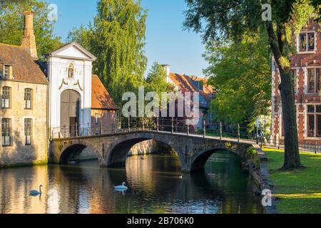 Belgien, West-Flandern (Vlaanderen), Brügge (Brugge). Wijngaard Brücke und dem Haupttor der Begijnhof (Beginenhof) von Brügge. Stockfoto