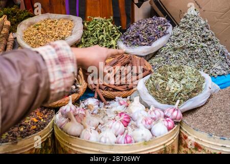 Marokko, Marrakesch-Safi (Marrakesch-Tensift-El Haouz), Marrakesch. Gewürzmarkt im jüdischen Viertel von Mellah, Medina (Altstadt). Stockfoto