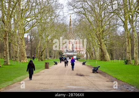 Das Albert Memorial aus der Ferne in Kensington Gardens, London, Großbritannien Stockfoto