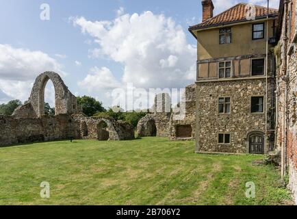 Überreste der aus dem 14. Jahrhundert stammenden Leiston Abbey, Suffolk, Großbritannien; ehemals eine Abtei von Prämonstratenser-Canons, heute eine Pro Corda Musikschule Stockfoto