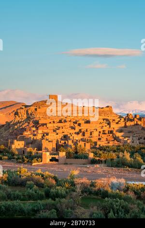Marokko, Sous-Massa (Sous-Massa - Draa), Ouarzazate Provinz. Ksar Ait Ben Haddou (Ait Benhaddou) bei Sonnenaufgang. Stockfoto