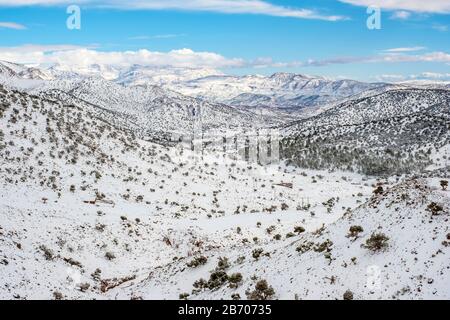 Marokko, SoussMassa (Sous-Massa - Draa), Ouarzazate Provinz. Atlas Gebirge Landschaft im Winter Schnee. Stockfoto