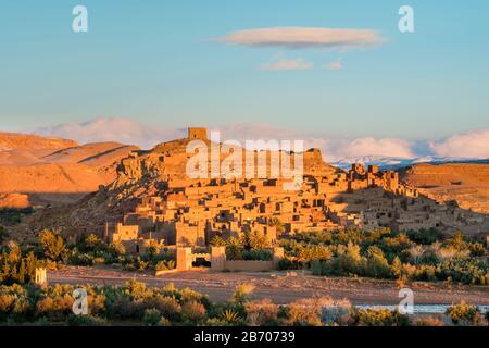 Marokko, Sous-Massa (Sous-Massa - Draa), Ouarzazate Provinz. Ksar Ait Ben Haddou (Ait Benhaddou) bei Sonnenaufgang. Stockfoto