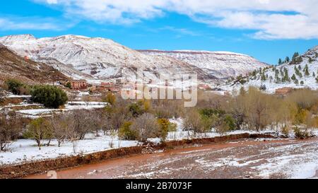 Marokko, SoussMassa (Sous-Massa-Draa), Provinz Ouarzazate. Kleines Dorf im Atlasgebirge nach Winterschnee. Stockfoto