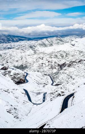 Marokko, Marrakesch-Safi (Marrakesch-Tensift-El Haouz), Provinz Al Haouz. Die kurvenreiche Straße durch Tizi-N'minrichka führt im Winter in das Atlas-Gebirge Stockfoto