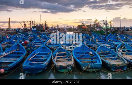 Marokko, Marrakesch-Safi (Marrakesch-Tensift-El Haouz), Essaouira. Boote im alten Fischerhafen bei Sonnenuntergang. Stockfoto