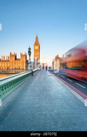 Der rote Doppeldeckerbus fährt auf der Westminster Bridge vor dem Westminster Palace und dem Uhrturm von Big Ben (Elizabeth Tower), London, England, Unit Stockfoto
