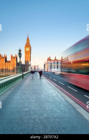 Der rote Doppeldeckerbus fährt auf der Westminster Bridge vor dem Westminster Palace und dem Uhrturm von Big Ben (Elizabeth Tower), London, England, Unit Stockfoto