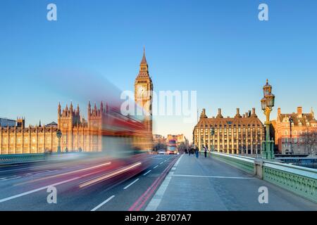 Der rote Doppeldeckerbus fährt auf der Westminster Bridge vor dem Westminster Palace und dem Uhrturm von Big Ben (Elizabeth Tower), London, England, Unit Stockfoto