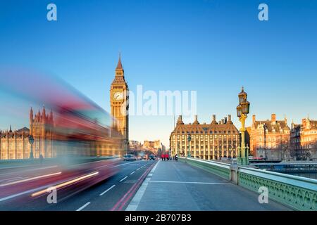 Der rote Doppeldeckerbus fährt auf der Westminster Bridge vor dem Westminster Palace und dem Uhrturm von Big Ben (Elizabeth Tower), London, England, Unit Stockfoto