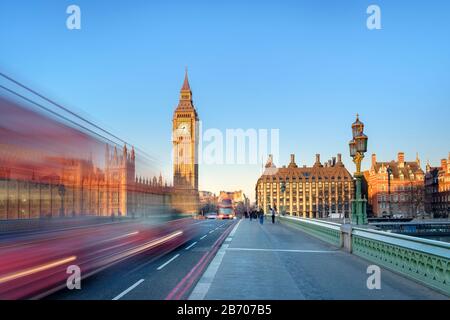 Der rote Doppeldeckerbus fährt auf der Westminster Bridge vor dem Westminster Palace und dem Uhrturm von Big Ben (Elizabeth Tower), London, England, Unit Stockfoto